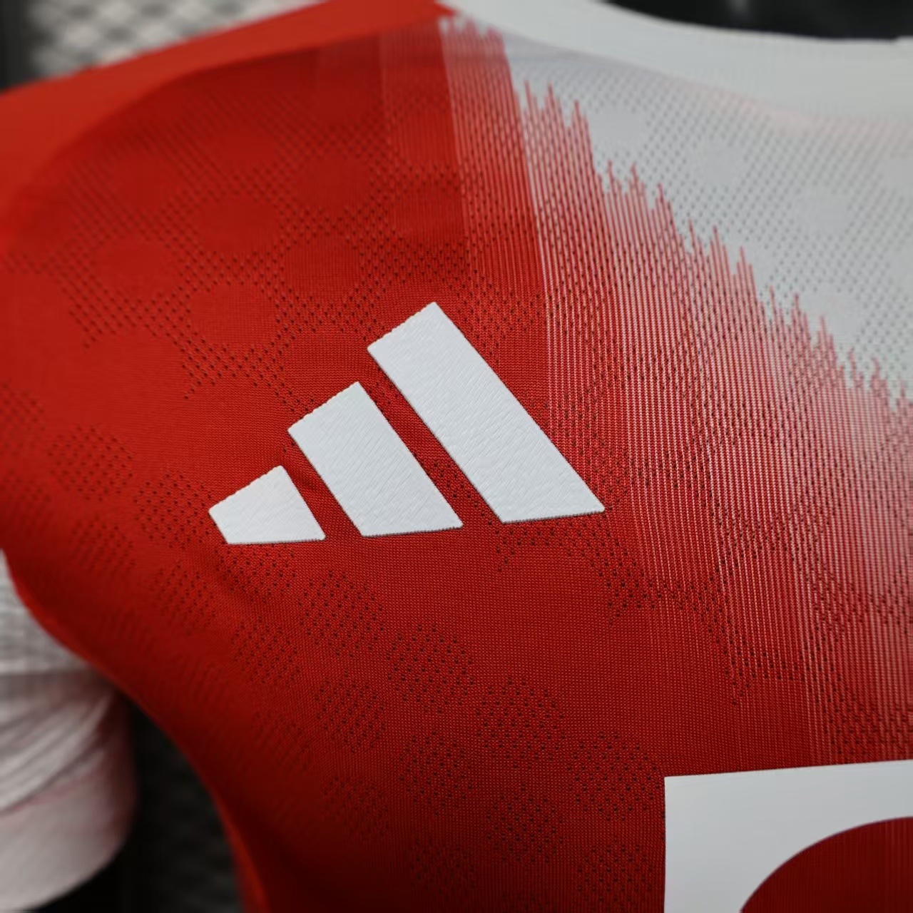 FC Bayern München 1ª equipación 25/26 - Imagen 10