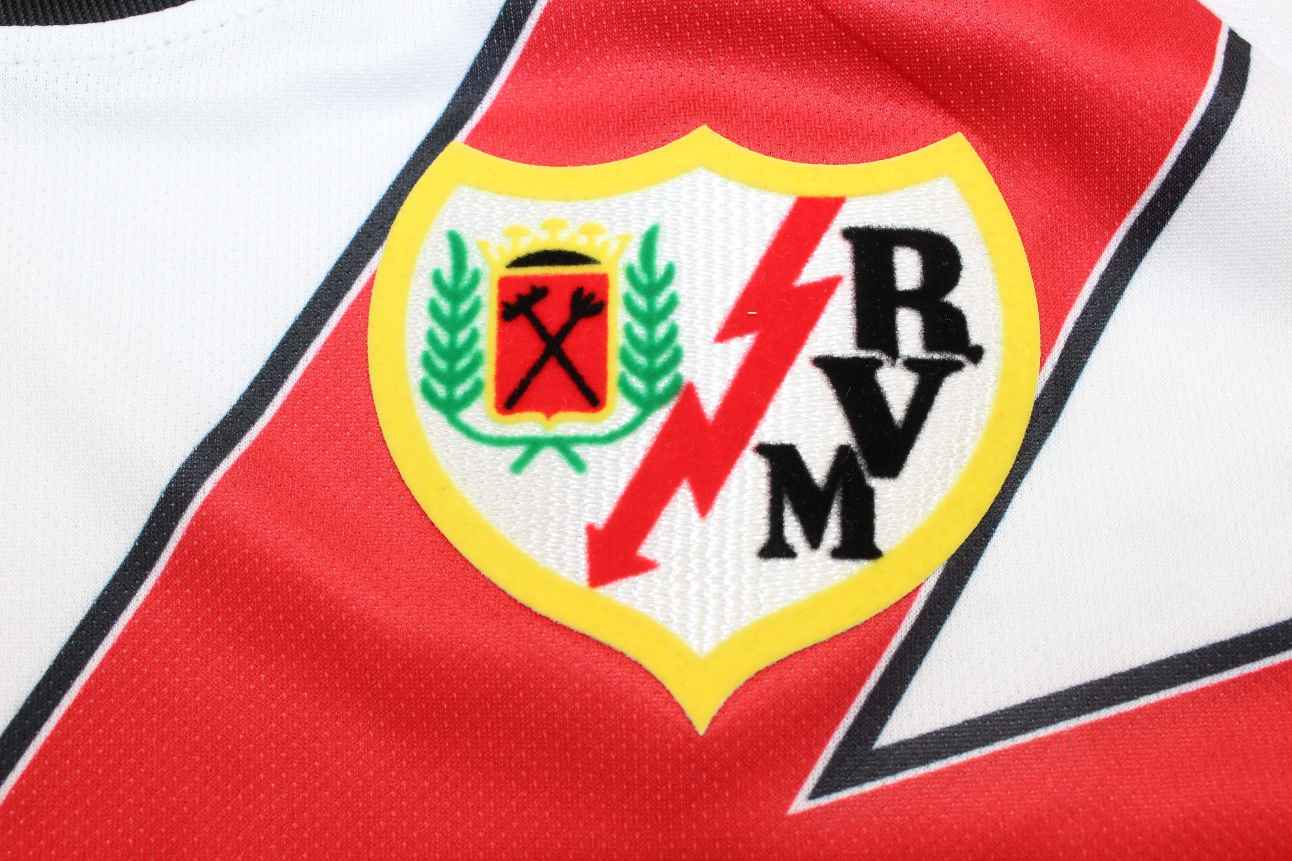 Rayo Vallecano 1ª equipación 25/26 - Imagen 5
